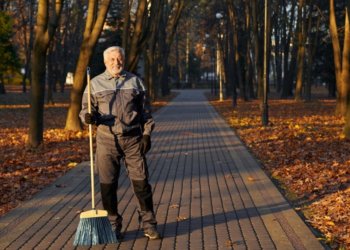 Дворники — самая дефицитная профессия в Новосибирской области