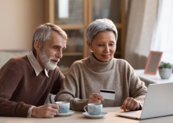 Кредитные карты для пенсионеров: сравнение условий в разных банках