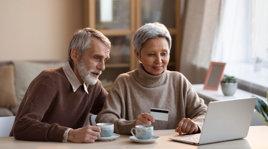 Кредитные карты для пенсионеров: сравнение условий в разных банках