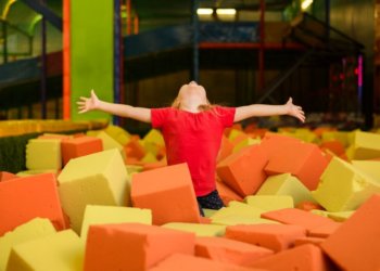 Ребенок получил травму позвоночника в игровом центре Новосибирска