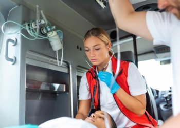 Три человека скончались, 21 получили отравление в центре для бывших заключённых в Алтайском крае