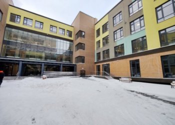В Дзержинском районе Новосибирска закончили реконструкцию школы с витражным входом