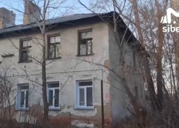Боятся, что все развалится: новосибирцы вынуждены жить в доме с разрушенной крышей