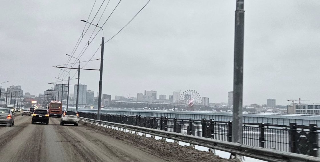 В Новосибирске на Октябрьском мосту открыли тротуары