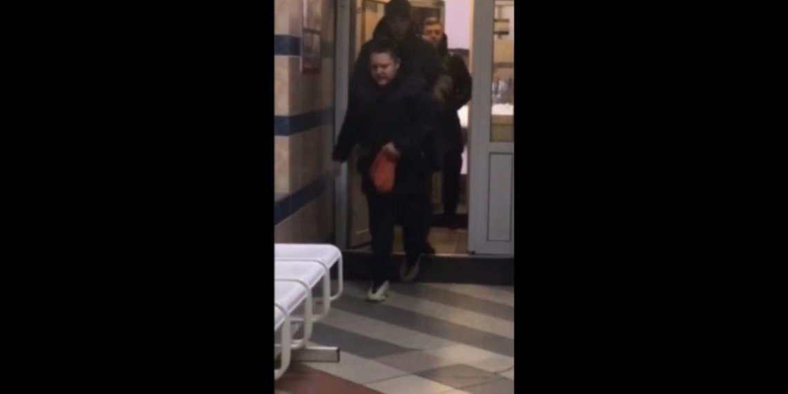 Бой не на равных: в кемеровской школе мужчина жестоко избил 12-летнего мальчика