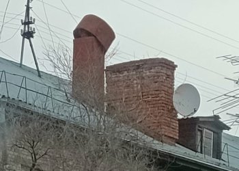 На опасную крышу и провод чиновникам пожаловались жители Первомайки