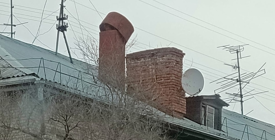 На опасную крышу и провод чиновникам пожаловались жители Первомайки