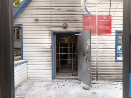 Сибиряка, поджегшего здание полиции, освободили от наказания