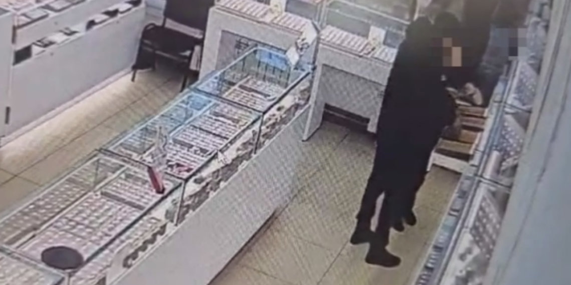В Новосибирске задержали бомжа, ограбившего ювелирный магазин на полмиллиона рублей