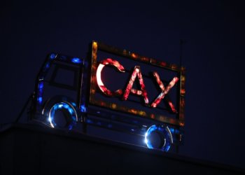 В Новосибирске зажгли советскую вывеску с мусоровозом