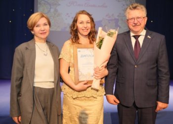 Многодетных матерей Новосибирска наградили дипломами мэра