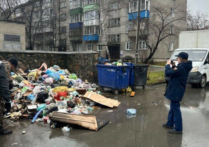 Из-за массовых жалоб на вывоз мусора и.о. министра ЖКХ Новосибирской области получил предостережение