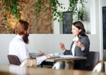 Автор шуток и заливщик льда возглавили список необычных вакансий Новосибирской области