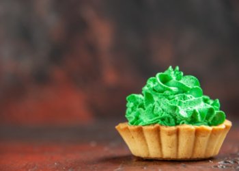 Пирог с сюрпризом: житель Красноярского края организовал коллегам выходной