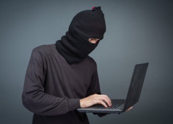 Мошенники целый год обманывали пенсионерку в Москве