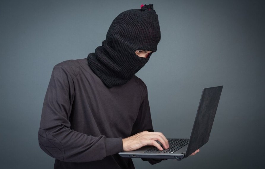 Мошенники целый год обманывали пенсионерку в Москве