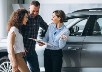 ВТБ: в октябре выдачи автокредитов в России сократились почти на треть