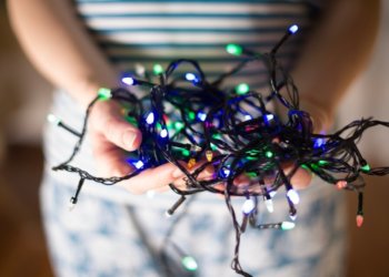 Безопасные украшения к Новому году назвали новосибирские специалисты