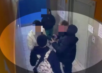 Новосибирец взял «посмотреть» чужие наушники и ушел прямо в них