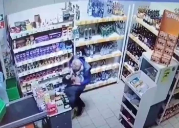 Банкой кофе по голове ударила продавец пожилую женщину в Кемерове