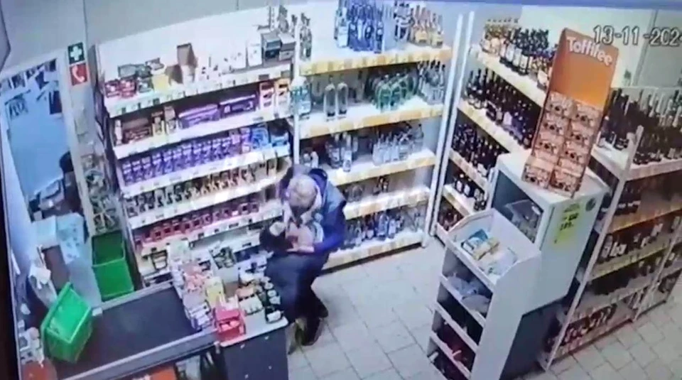 Банкой кофе по голове ударила продавец пожилую женщину в Кемерове