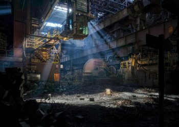 Суд обязал строительную фирму выплатить 1,5 млн рублей за травму ребенка на заброшенном заводе