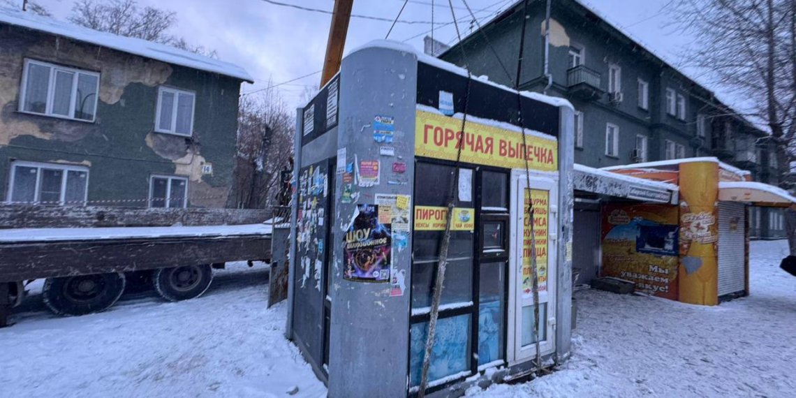 В Новосибирске снесли три незаконных киоска