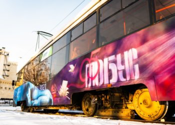 «Глобус» отмечает юбилей: брендированный трамвай № 13 отправился в путь