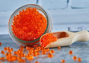 Кому опасно есть красную икру — рассказала врач