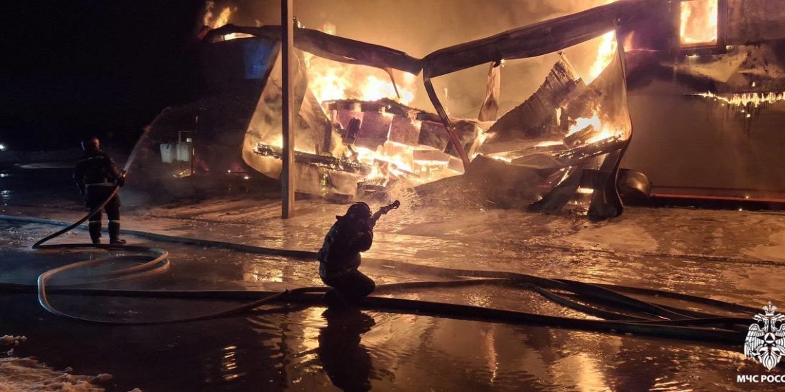 Крупный пожар произошел ночью в Кольцово