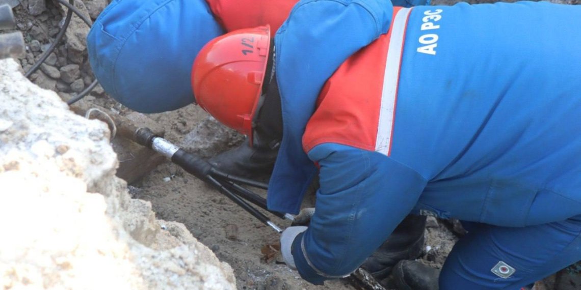 Рабочие повредили электрический кабель в Дзержинском районе Новосибирска