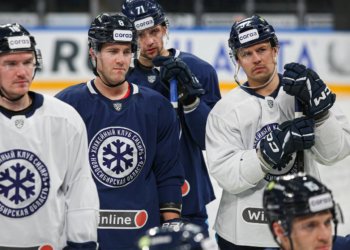 Новосибирские хоккеисты будут раздавать автографы 14 декабря