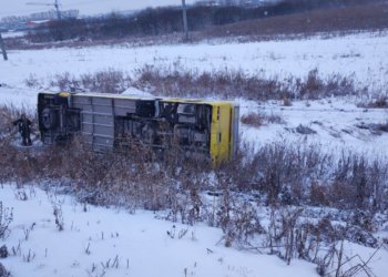Под Новосибирском перевернулся автобус с пассажирами
