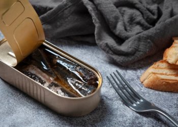 Две женщины находятся в реанимации после употребления шпрот в Екатеринбурге