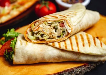 Москвич порвал рот большой шаурмой