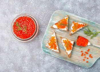 Житель Новосибирска вынес из магазина 9 банок красной икры к Новому году