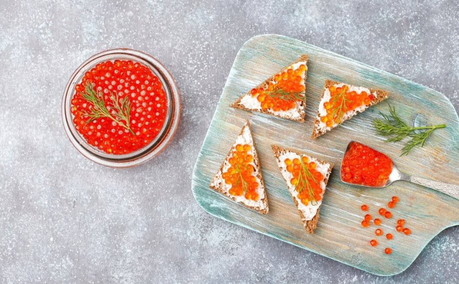 Житель Новосибирска вынес из магазина 9 банок красной икры к Новому году