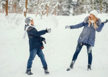 Школьница попала в больницу после игры в снежки в Москве