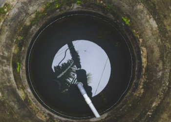 Пропавшего подростка нашли в яме с водой в Новосибирске