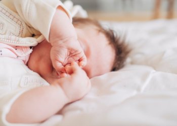 Пьяный отец в Барнауле случайно сломал руку четырехмесячной дочери