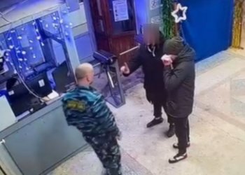 Охранник воткнул нож в горло пьяному сотруднику новосибирского предприятия