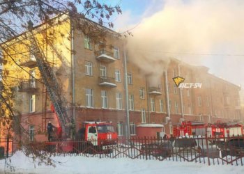 Пожар в Технологическом колледже Новосибирска: огонь охватил 3-й этаж