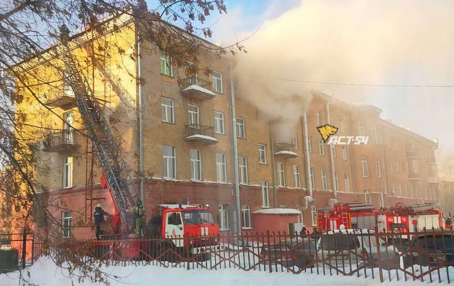 Пожар в Технологическом колледже Новосибирска: огонь охватил 3-й этаж