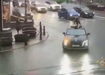 Россиянка находится в розыске за поездку на крыше такси