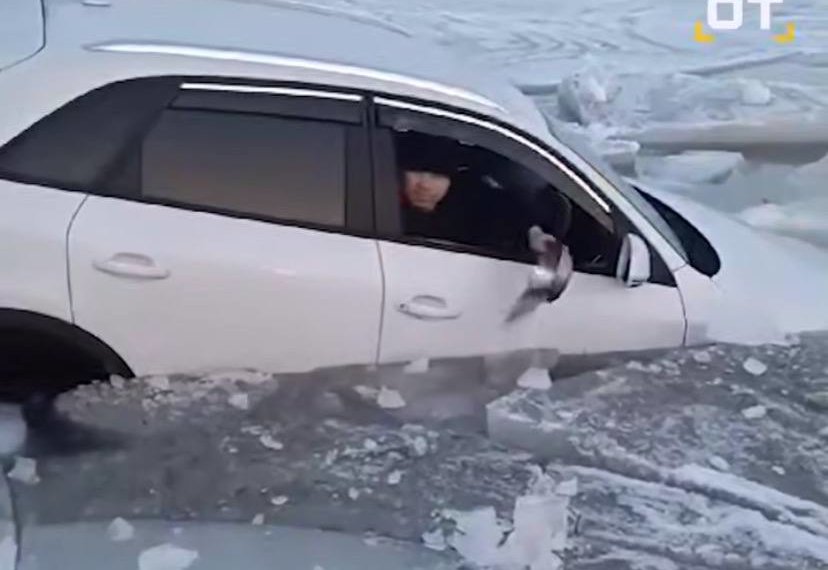 В России рыбак пытался вычерпнуть воду из тонущей машины миской