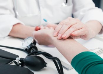 Фельдшера восстановили в должности после незаконного увольнения в Новосибирске