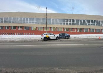 Двое пострадали в ДТП c такси и Kia на Добролюбова в Новосибирске