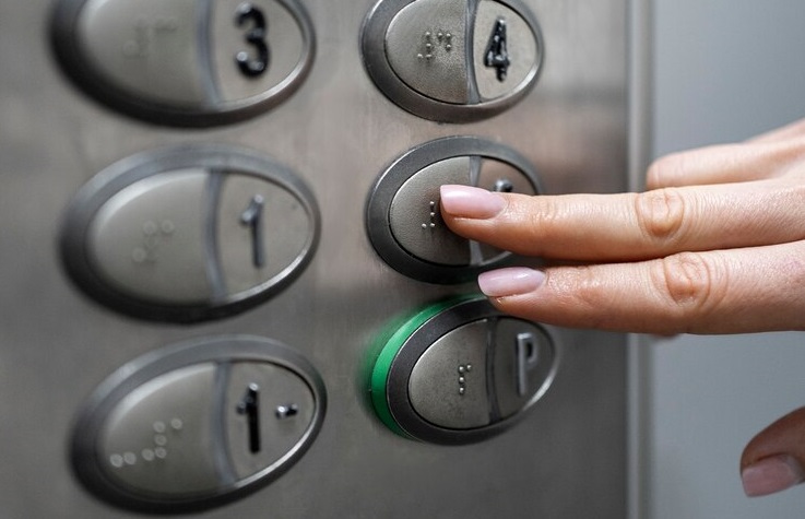 Срок службы устаревших лифтов продлили на пять лет в РФ