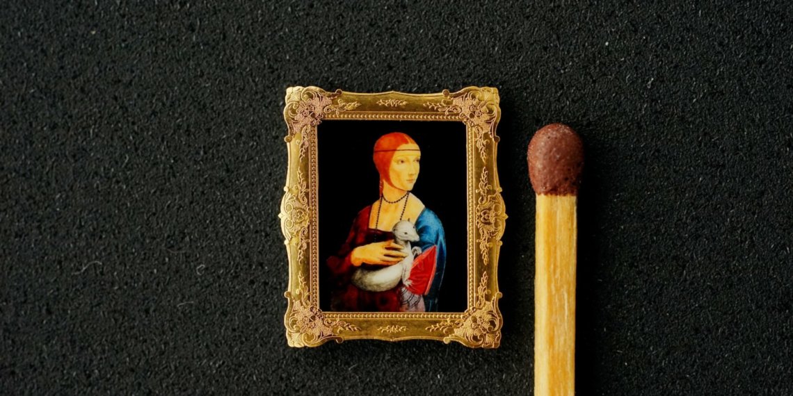 Шедевр в микромире: новосибирец создал миниатюрную копию картины «Дамы с горностаем»