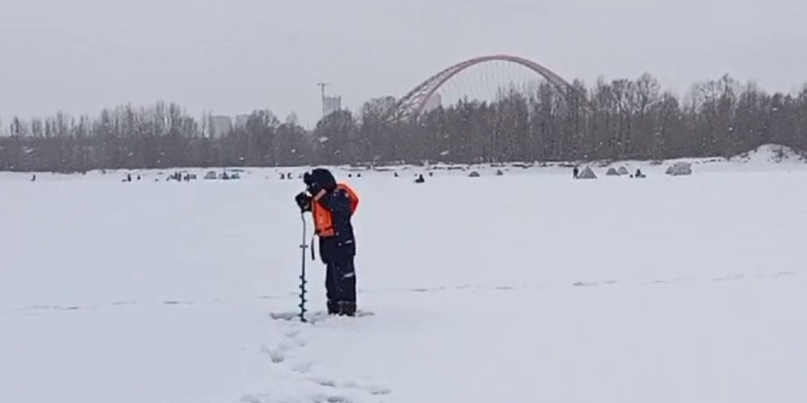 Новосибирских рыбаков предупредили о снежнице на льду